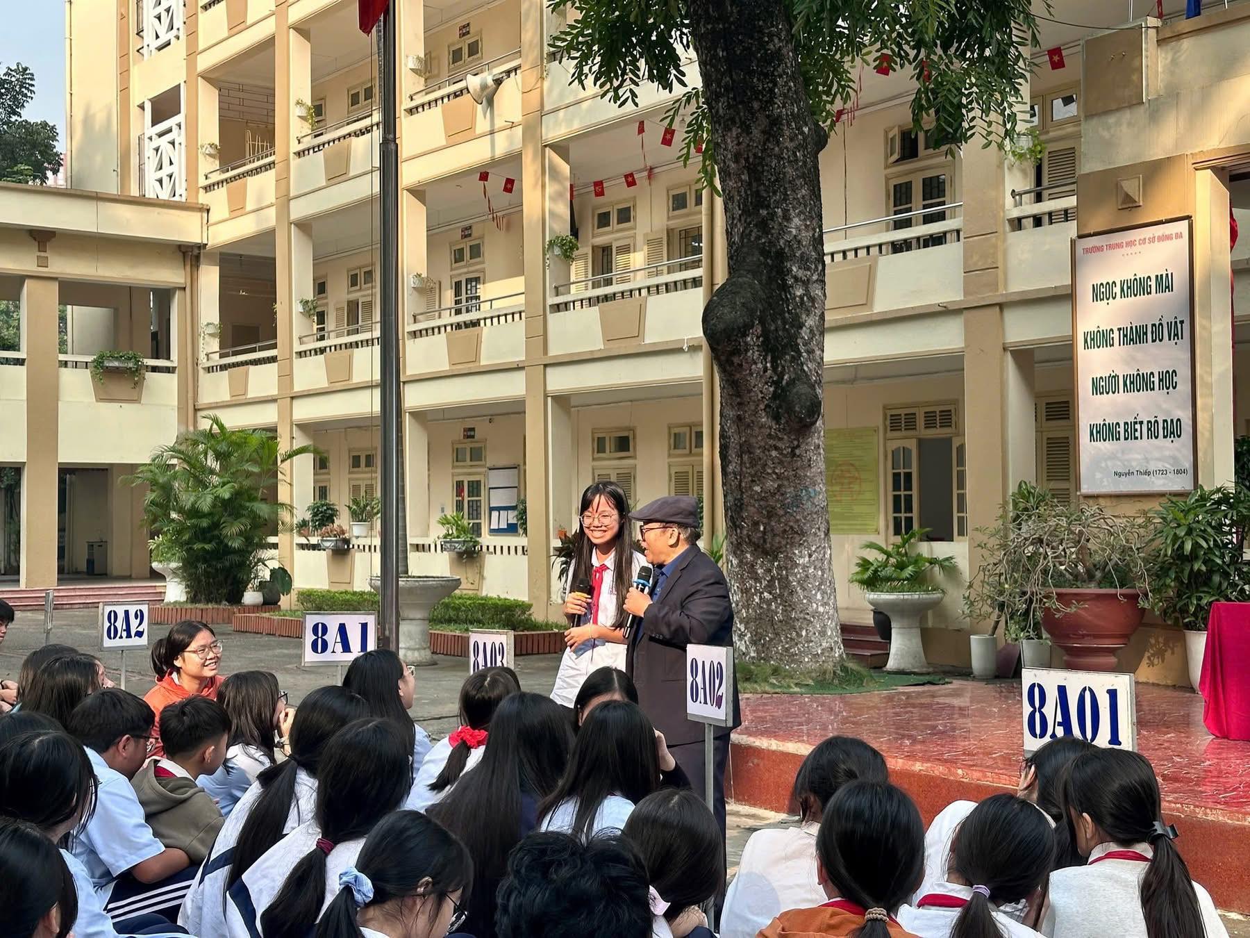 Có thể là hình ảnh về một hoặc nhiều người và văn bản