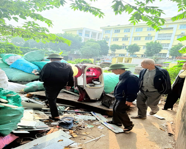 Phường Yên Sở ra quân chiến dịch vệ sinh môi trường – diệt bọ gậy phòng, chống sốt xuất huyết - Ảnh 2.