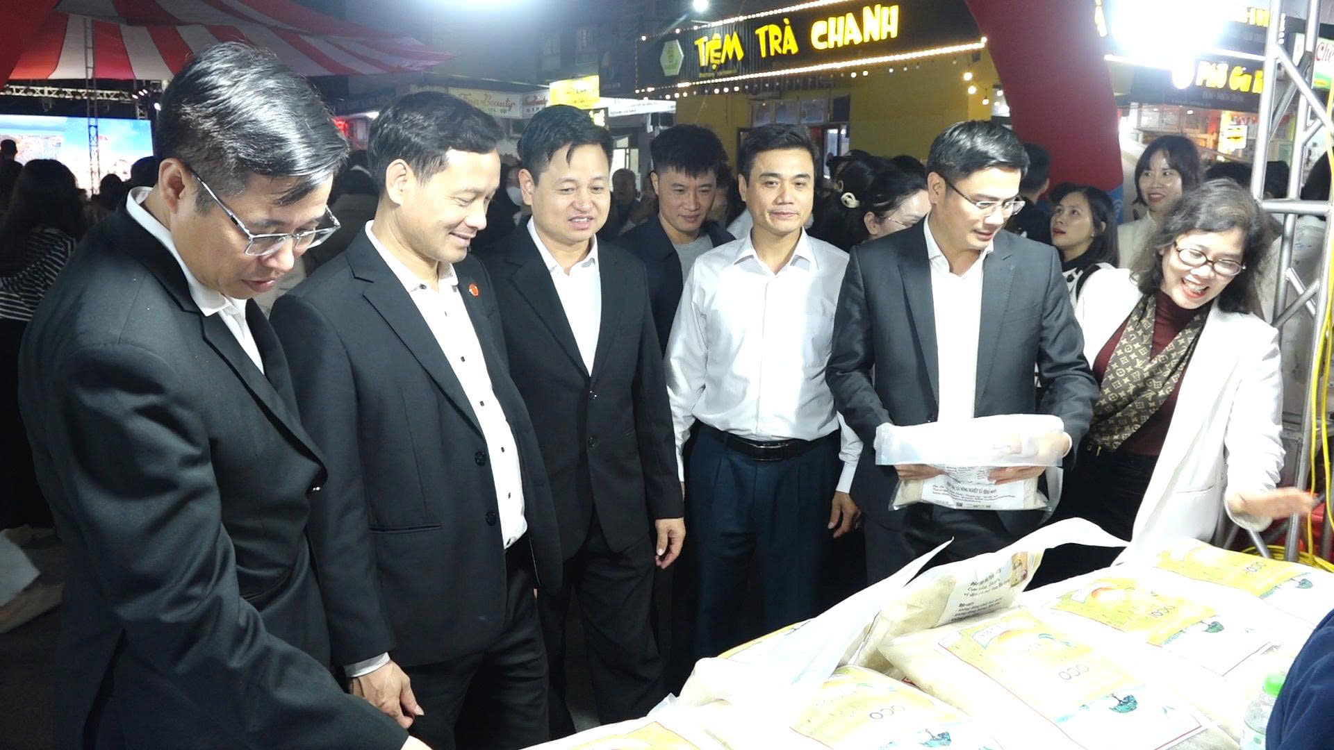 Khai mạc hội chợ triển lãm, quảng bá, giao thương kết nối sản phẩm Ocop, làng nghề xã Bình Minh