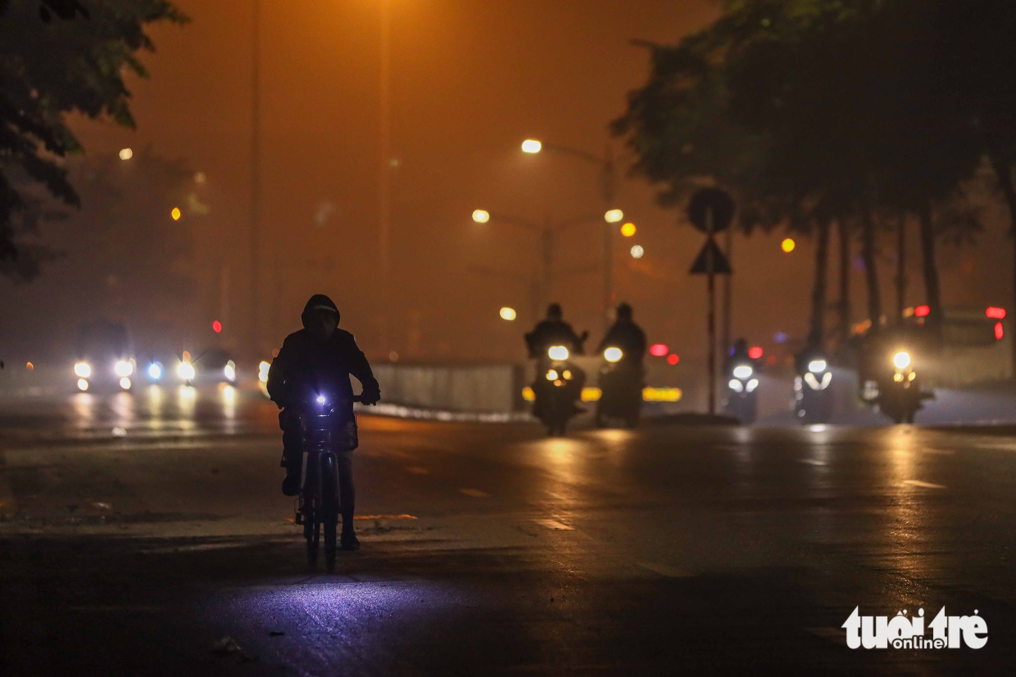 Sáng nay, ô nhiễm không khí ở Hà Nội chuyển sang cảnh báo tím, người dân cần hạn chế ra ngoài- Ảnh 1.