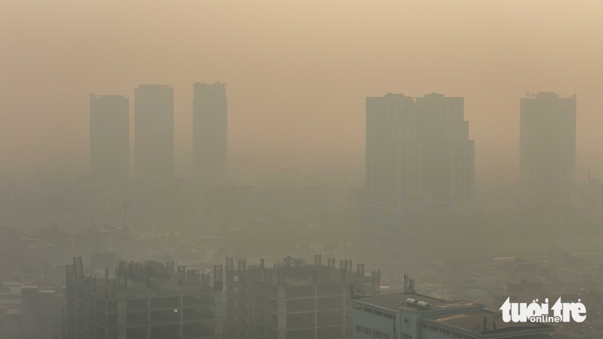Sáng nay, ô nhiễm không khí ở Hà Nội chuyển sang cảnh báo tím, người dân cần hạn chế ra ngoài- Ảnh 2.