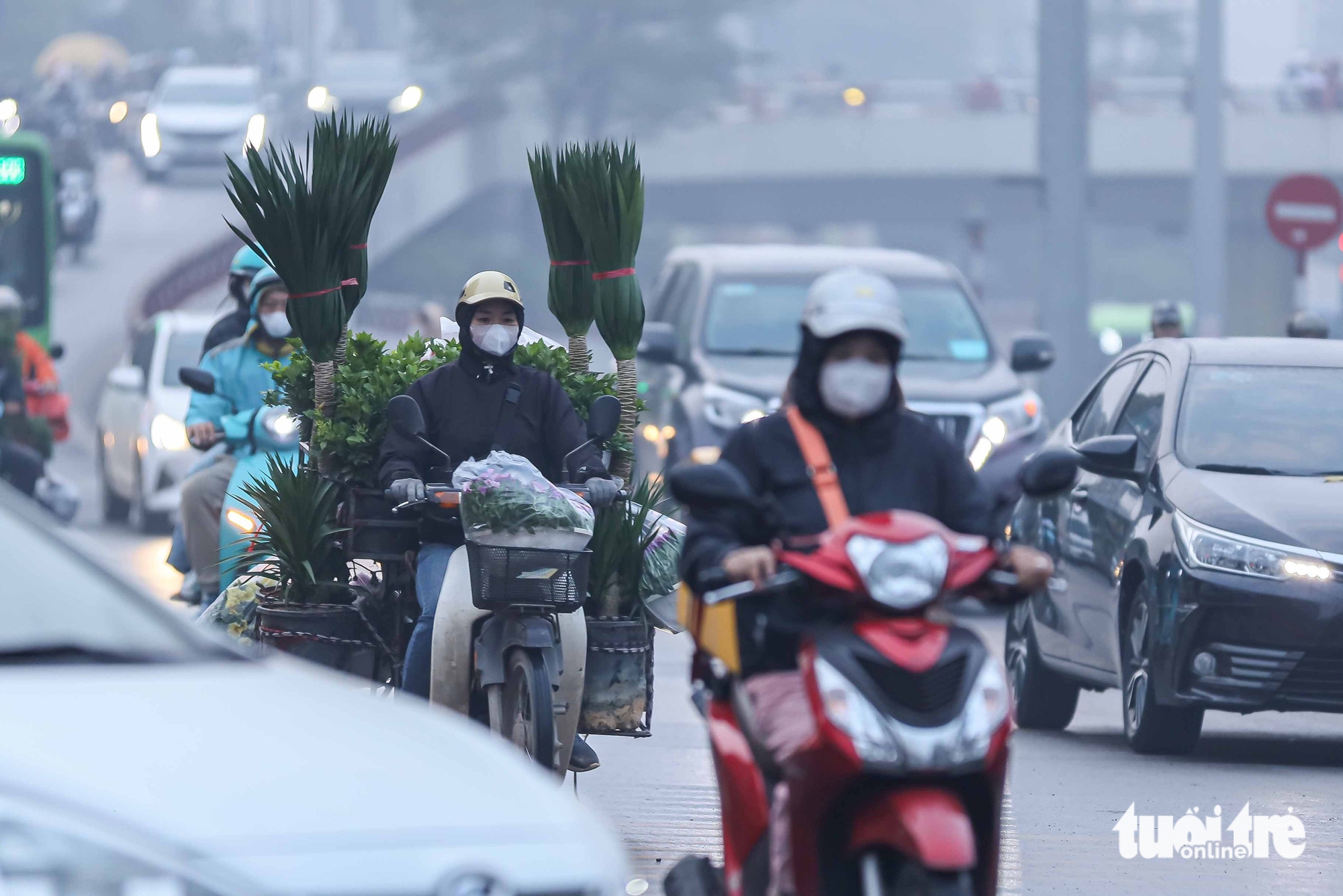 Sáng nay, ô nhiễm không khí ở Hà Nội chuyển sang cảnh báo tím, người dân cần hạn chế ra ngoài- Ảnh 3.