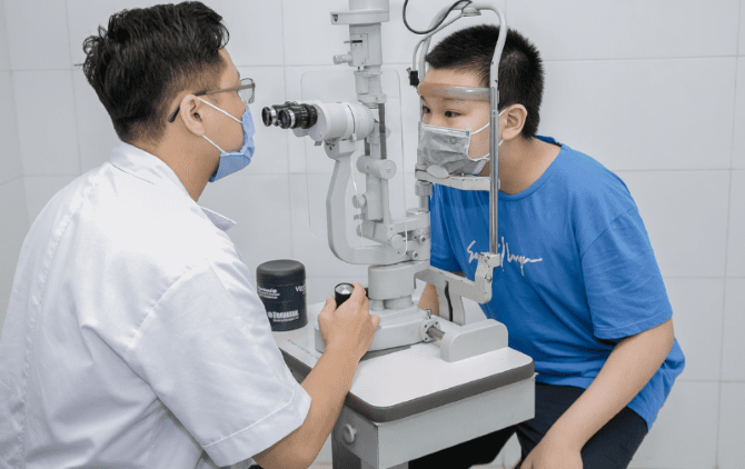 Viêm kết mạc ở trẻ nhỏ và những điều cha mẹ cần đặc biệt lưu ý- Ảnh 1.