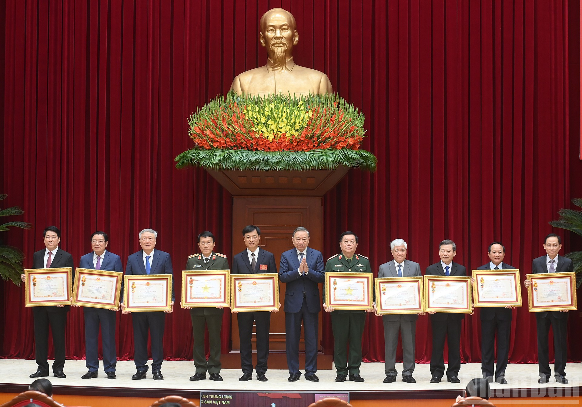 [Ảnh] Tổng Bí thư Tô Lâm chủ trì Hội nghị toàn quốc tổng kết công tác phòng, chống tham nhũng, lãng phí, tiêu cực nhiệm kỳ Đại hội XIII của Đảng- Ảnh 13.