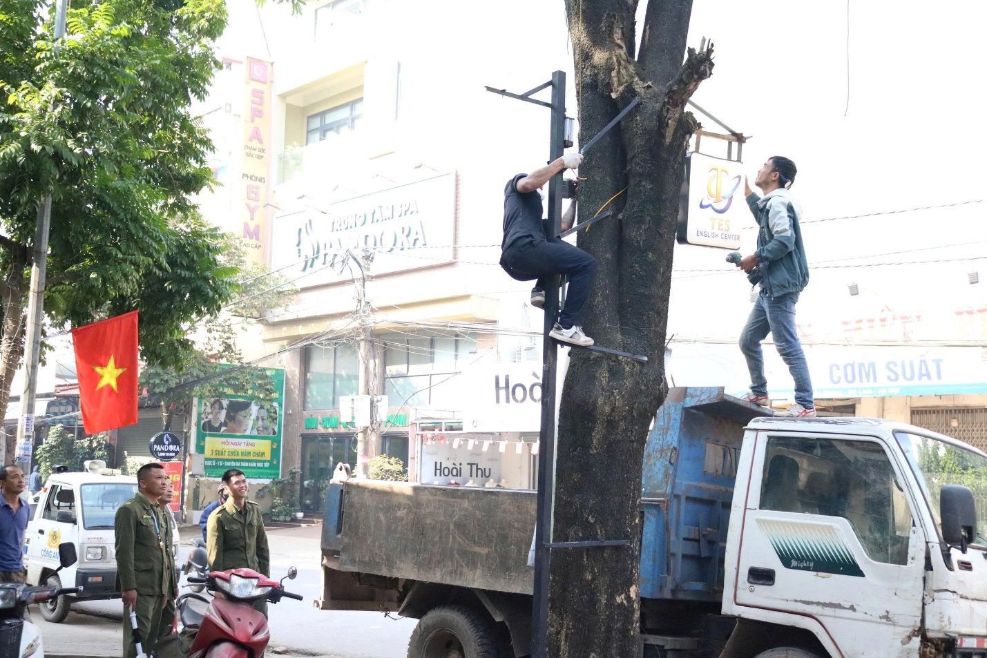 Xã Mê Linh: Ra quân giải tỏa hành lang, chống lấn chiếm vỉa hè, lòng, lề đường- Ảnh 1.