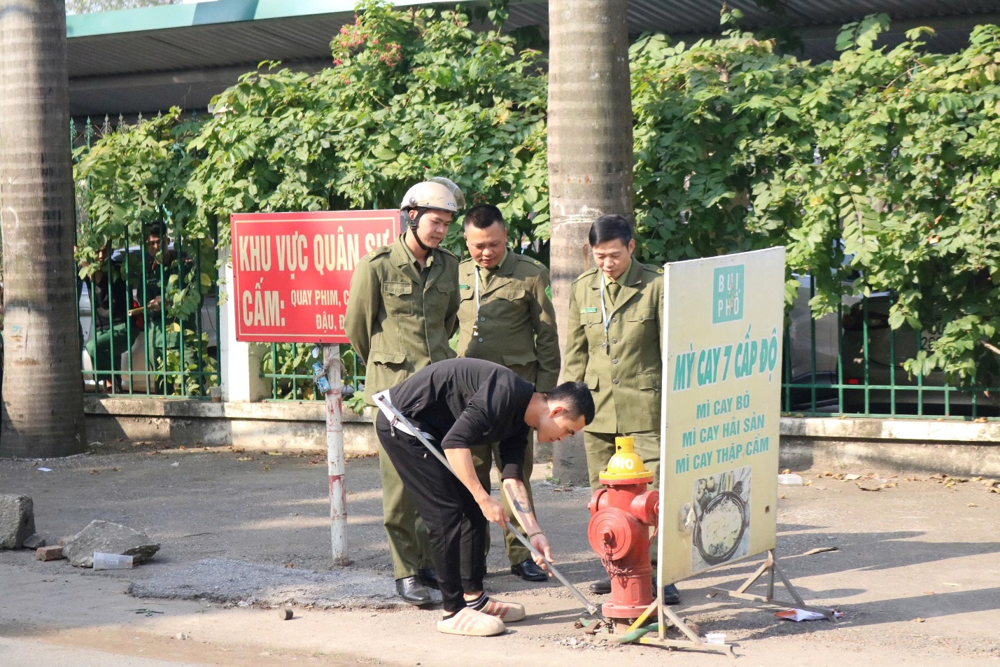 Xã Mê Linh: Ra quân giải tỏa hành lang, chống lấn chiếm vỉa hè, lòng, lề đường- Ảnh 2.