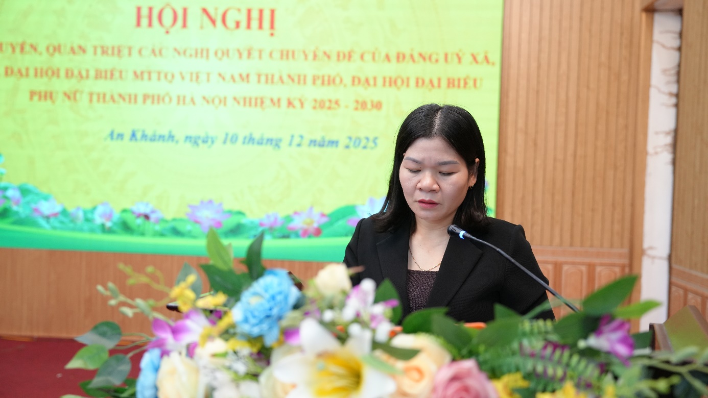 A person standing at a podium  AI-generated content may be incorrect.