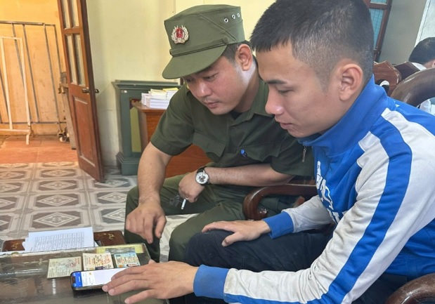 Công An xã Mỹ Đức đến từng thôn để cập nhật dữ liệu đăng ký phương tiện và giấy phép lái xe- Ảnh 2.