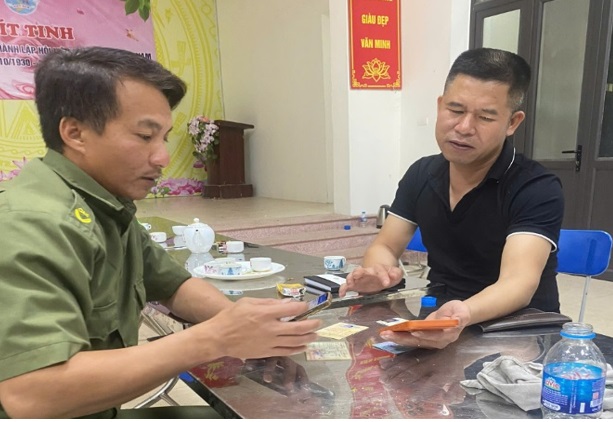 Công An xã Mỹ Đức đến từng thôn để cập nhật dữ liệu đăng ký phương tiện và giấy phép lái xe- Ảnh 4.