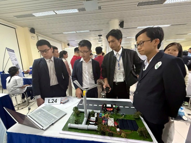 HỌC SINH TRƯỜNG THCS HOÀNG MAI TỎA SÁNG VỚI GIẢI "Ý TƯỞNG ĐỘT PHÁ" TẠI HNUE OLYMPIC STEM TOÀN QUỐC 2025- Ảnh 3.