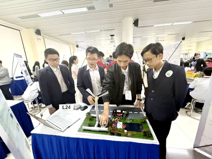HỌC SINH TRƯỜNG THCS HOÀNG MAI TỎA SÁNG VỚI GIẢI "Ý TƯỞNG ĐỘT PHÁ" TẠI HNUE OLYMPIC STEM TOÀN QUỐC 2025- Ảnh 4.