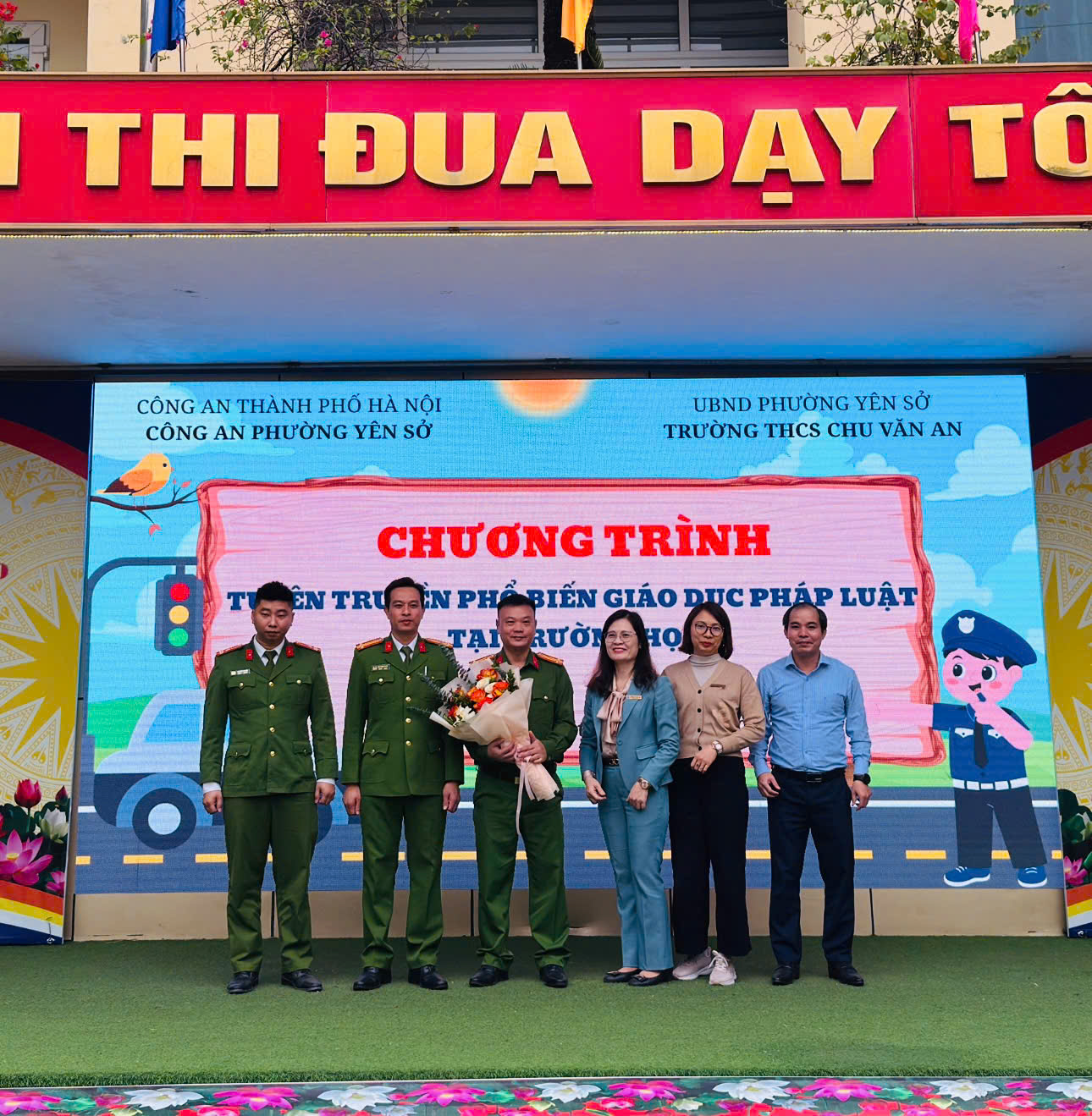 Công an phường Yên Sở tuyên truyền, phổ biến pháp luật tại trường học cho hơn 1.000 giáo viên, học sinh các trường Trung học trên địa bàn.- Ảnh 1.