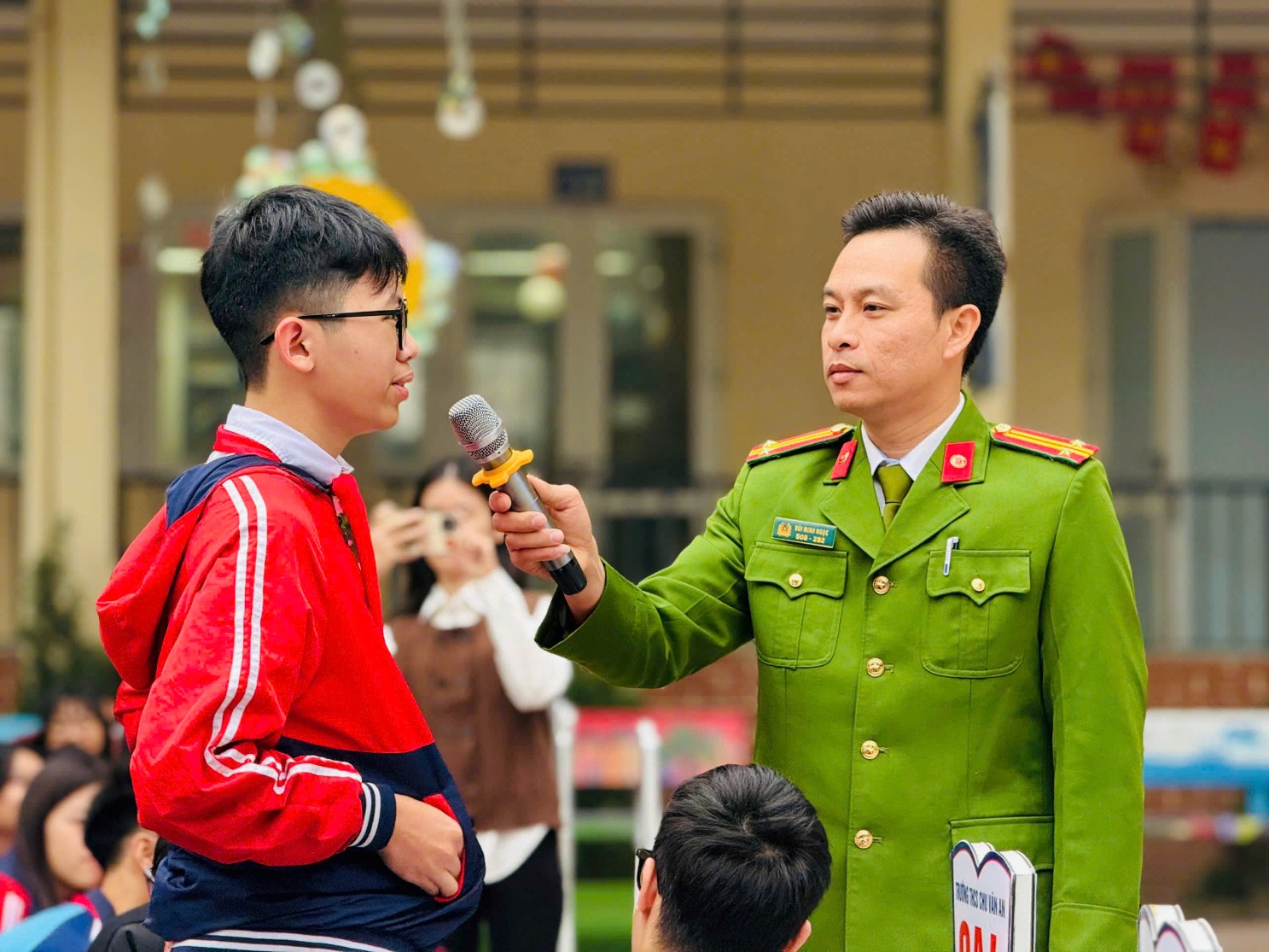 Công an phường Yên Sở tuyên truyền, phổ biến pháp luật tại trường học cho hơn 1.000 giáo viên, học sinh các trường Trung học trên địa bàn.- Ảnh 2.