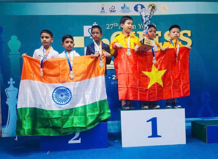 Phường Tùng Thiện tuyên dương 2 học sinh Trường Tiểu học Trung Sơn Trầm đạt thành tích cao tại Giải Vô địch Cờ vua trẻ châu Á 2025- Ảnh 2.