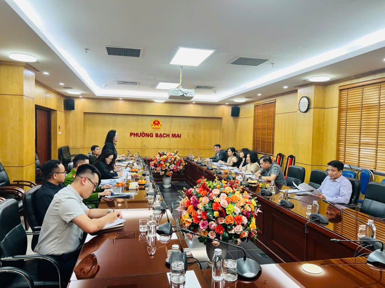 Gỡ “điểm nghẽn” quảng cáo ngoài trời tại phường Bạch Mai- Ảnh 3.