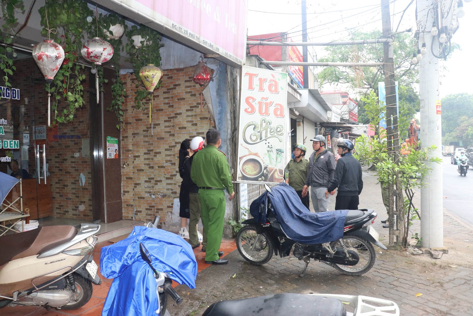 A group of people standing outside a building  AI-generated content may be incorrect.