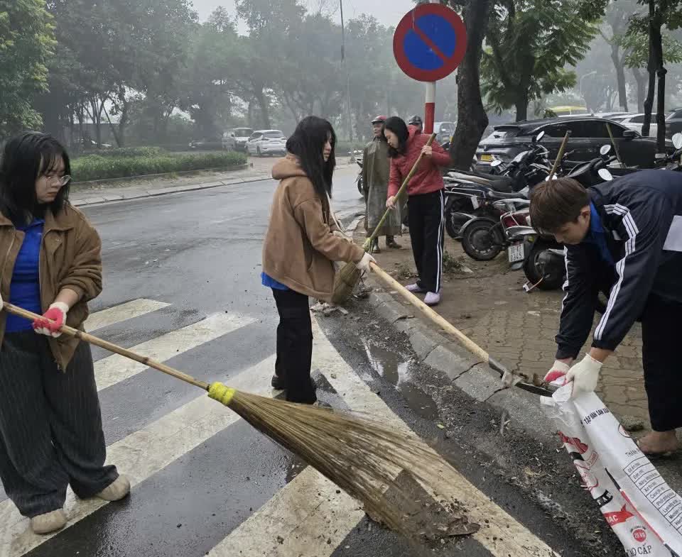 Phường Yên Sở đồng loạt ra quân giải “điểm nghẽn” trật tự đô thị, giao thông và môi trường- Ảnh 2.
