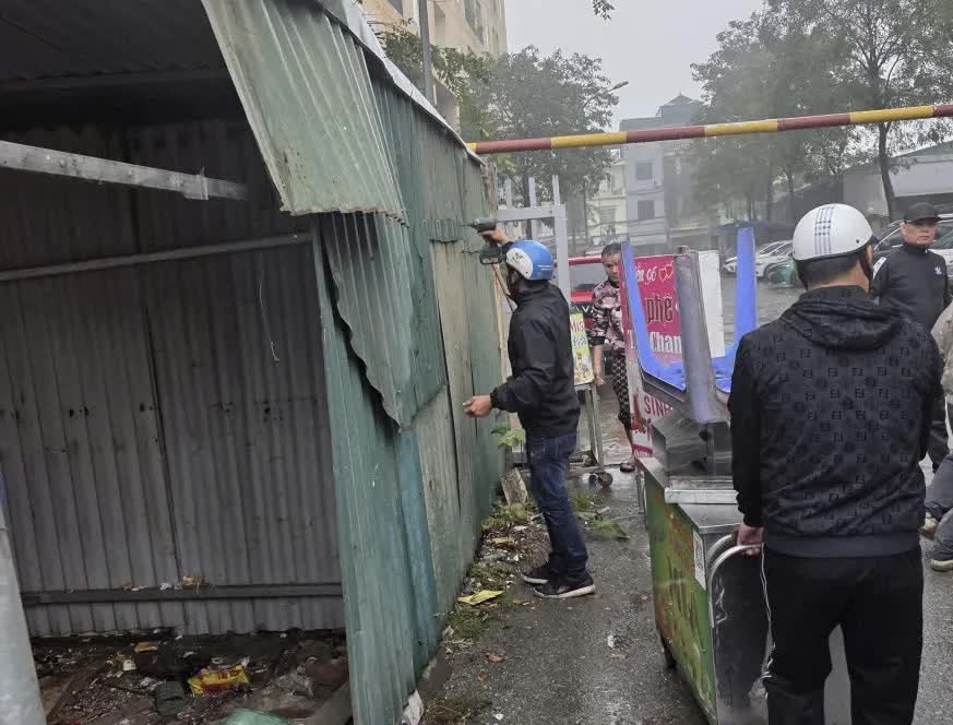 Phường Yên Sở đồng loạt ra quân giải “điểm nghẽn” trật tự đô thị, giao thông và môi trường- Ảnh 3.