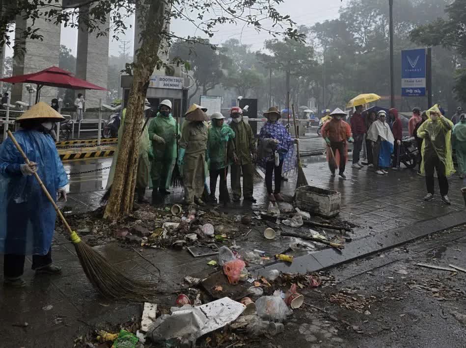 Phường Yên Sở đồng loạt ra quân giải “điểm nghẽn” trật tự đô thị, giao thông và môi trường- Ảnh 4.