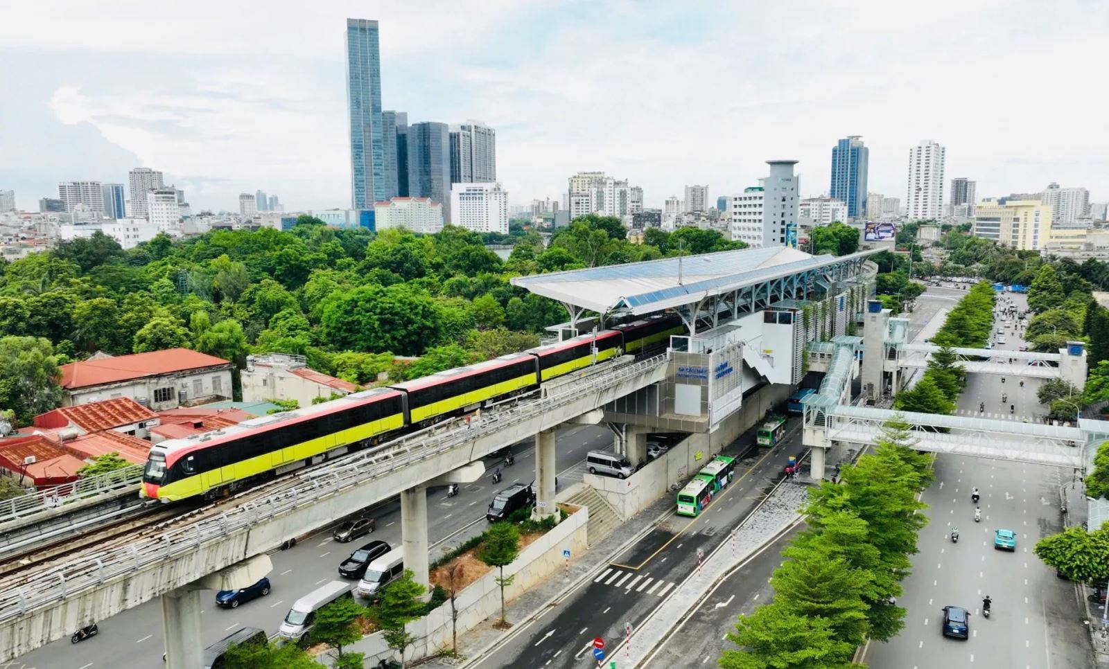 Ảnh có chứa ngoài trời, tàu, bầu trời, đường đi  Nội dung do AI tạo ra có thể không chính xác.