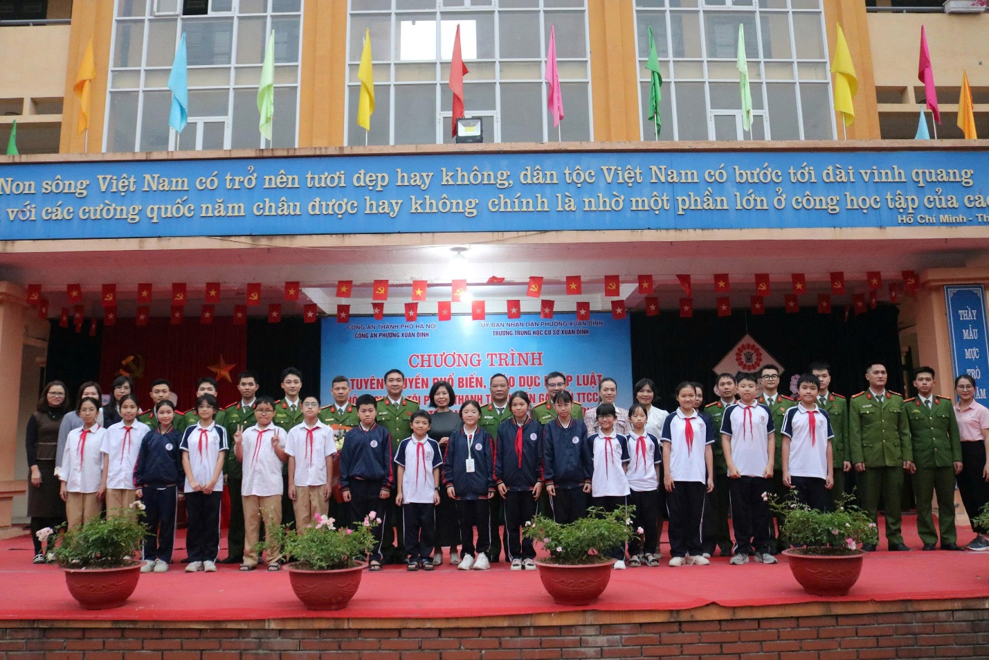 Công an phường Xuân Đỉnh đẩy mạnh các hoạt động phối hợp Phòng chống tội phạm thanh thiếu niên gây rối TTCC và các tệ nạn xã hội, bạo lực học đường- Ảnh 1.