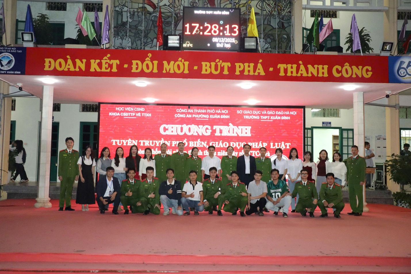 Công an phường Xuân Đỉnh đẩy mạnh các hoạt động phối hợp Phòng chống tội phạm thanh thiếu niên gây rối TTCC và các tệ nạn xã hội, bạo lực học đường- Ảnh 2.