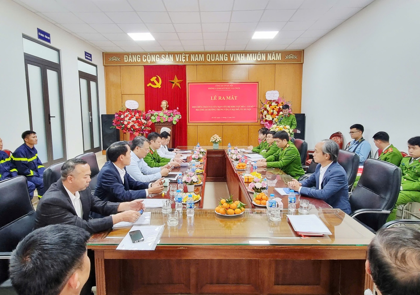 Ra mắt cơ sở 2 Đội Chữa cháy và Cứu nạn cứu hộ khu vực số 4 tại số 141 đường Trung Văn, phường Đại Mỗ- Ảnh 1.