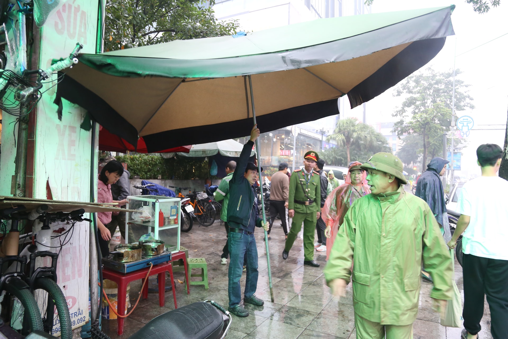 Hà Nội ra quân lập lại trật tự đô thị, chấm dứt lấn chiếm vỉa hè- Ảnh 4.