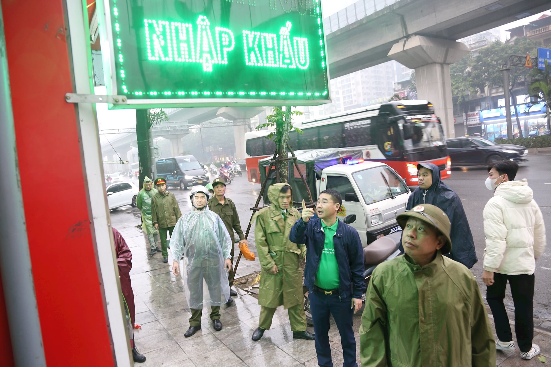 Hà Nội ra quân lập lại trật tự đô thị, chấm dứt lấn chiếm vỉa hè- Ảnh 3.