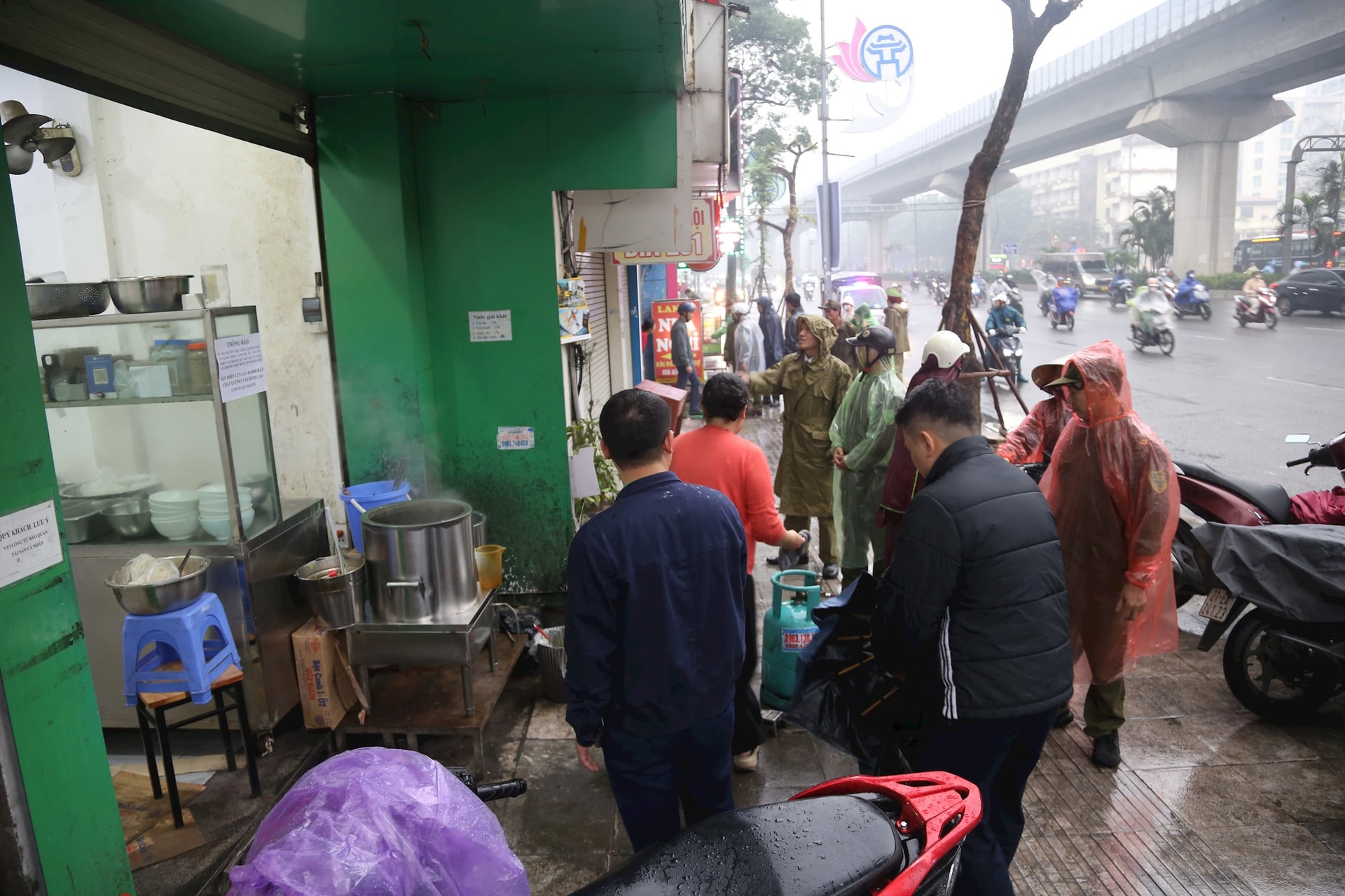 Hà Nội ra quân lập lại trật tự đô thị, chấm dứt lấn chiếm vỉa hè- Ảnh 5.