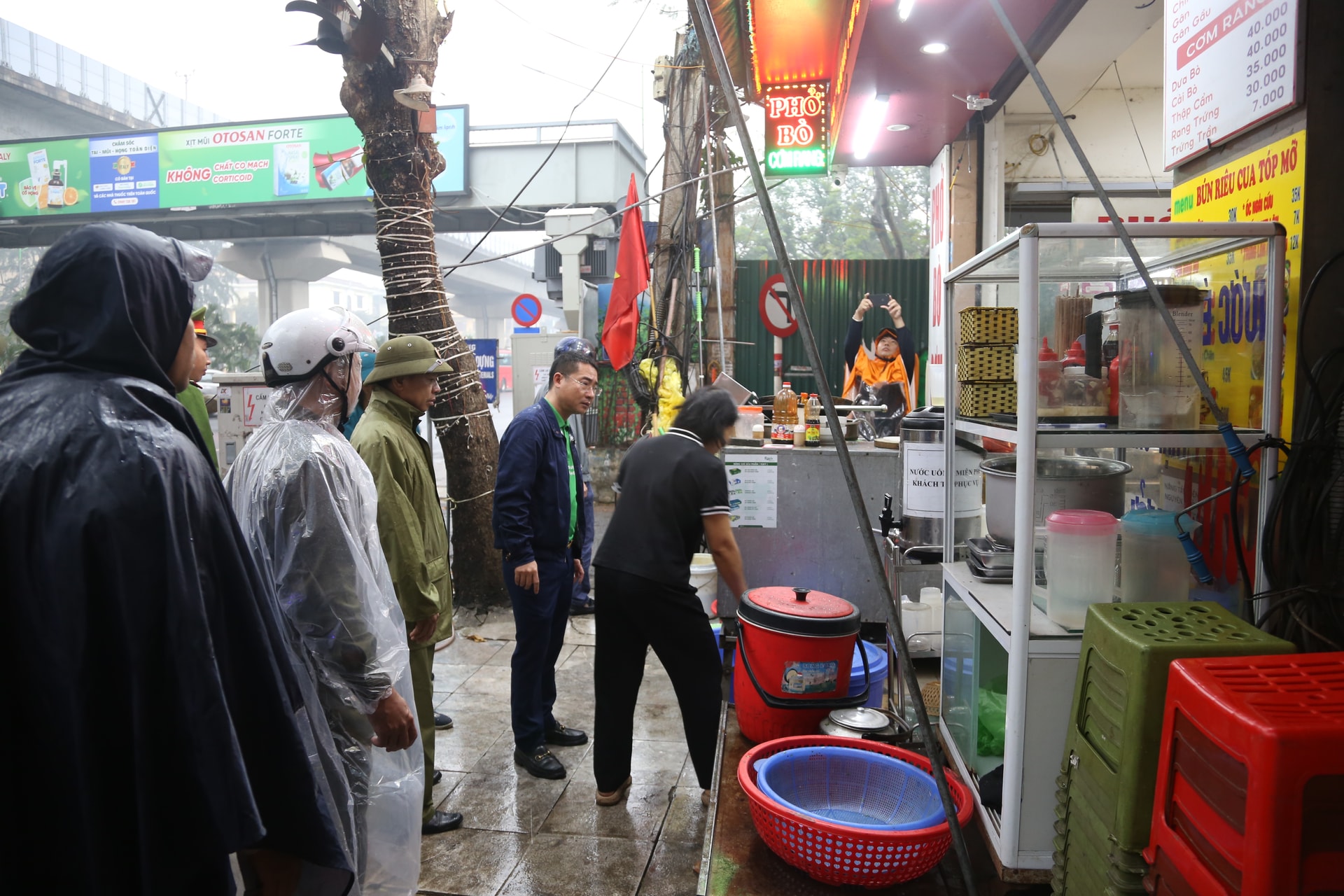 Hà Nội ra quân lập lại trật tự đô thị, chấm dứt lấn chiếm vỉa hè- Ảnh 6.