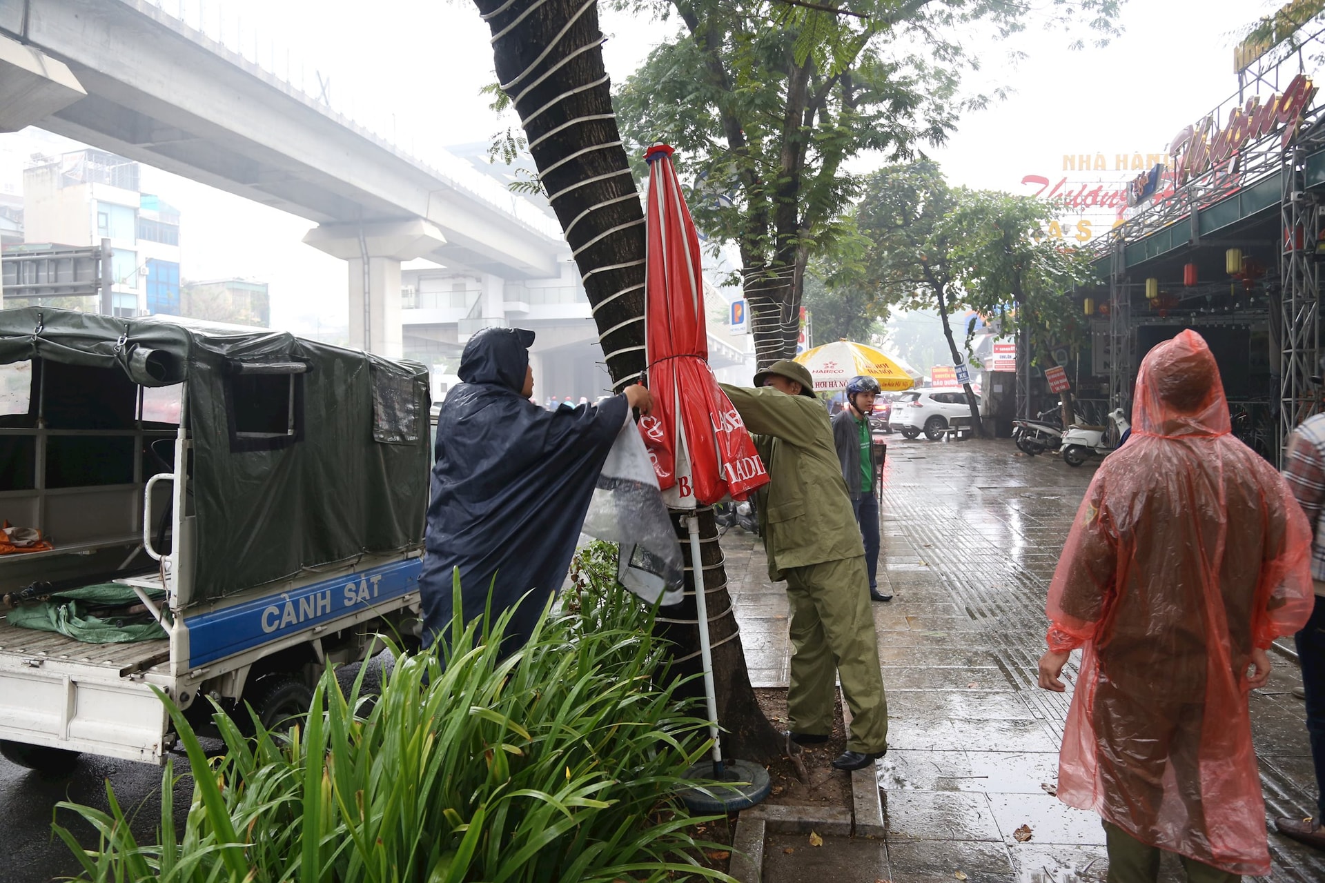 Hà Nội ra quân lập lại trật tự đô thị, chấm dứt lấn chiếm vỉa hè- Ảnh 7.