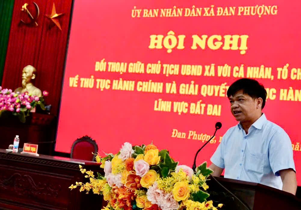 Đồng chí Chủ tịch UBND xã đối thoại với tổ chức, cá nhân về thủ tục hành chính và giải quyết thủ tục hành chính lĩnh vực đất đai.- Ảnh 1.