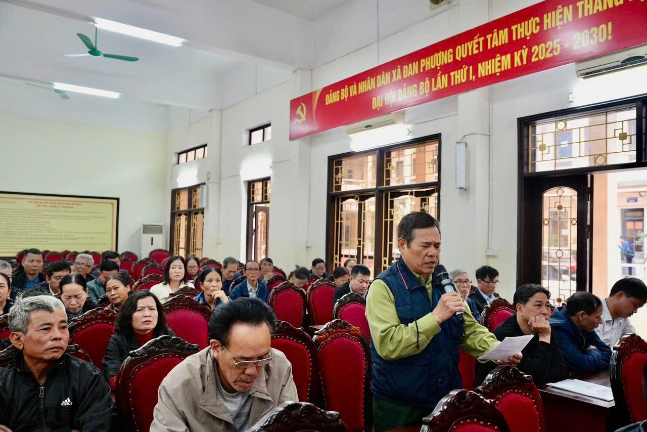 Đồng chí Chủ tịch UBND xã đối thoại với tổ chức, cá nhân về thủ tục hành chính và giải quyết thủ tục hành chính lĩnh vực đất đai.- Ảnh 2.