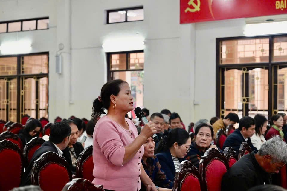 Đồng chí Chủ tịch UBND xã đối thoại với tổ chức, cá nhân về thủ tục hành chính và giải quyết thủ tục hành chính lĩnh vực đất đai.- Ảnh 3.