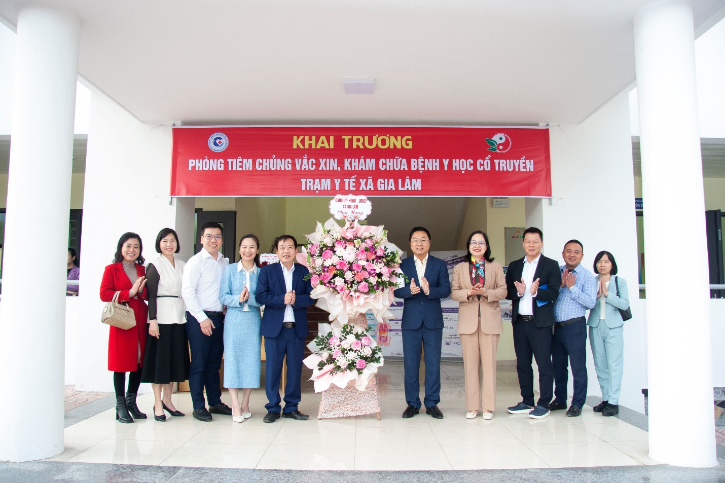 Trạm Y tế xã Gia Lâm khai trương phòng tiêm chủng vắc xin và  khám, chữa bệnh bằng y học cổ truyền- Ảnh 1.