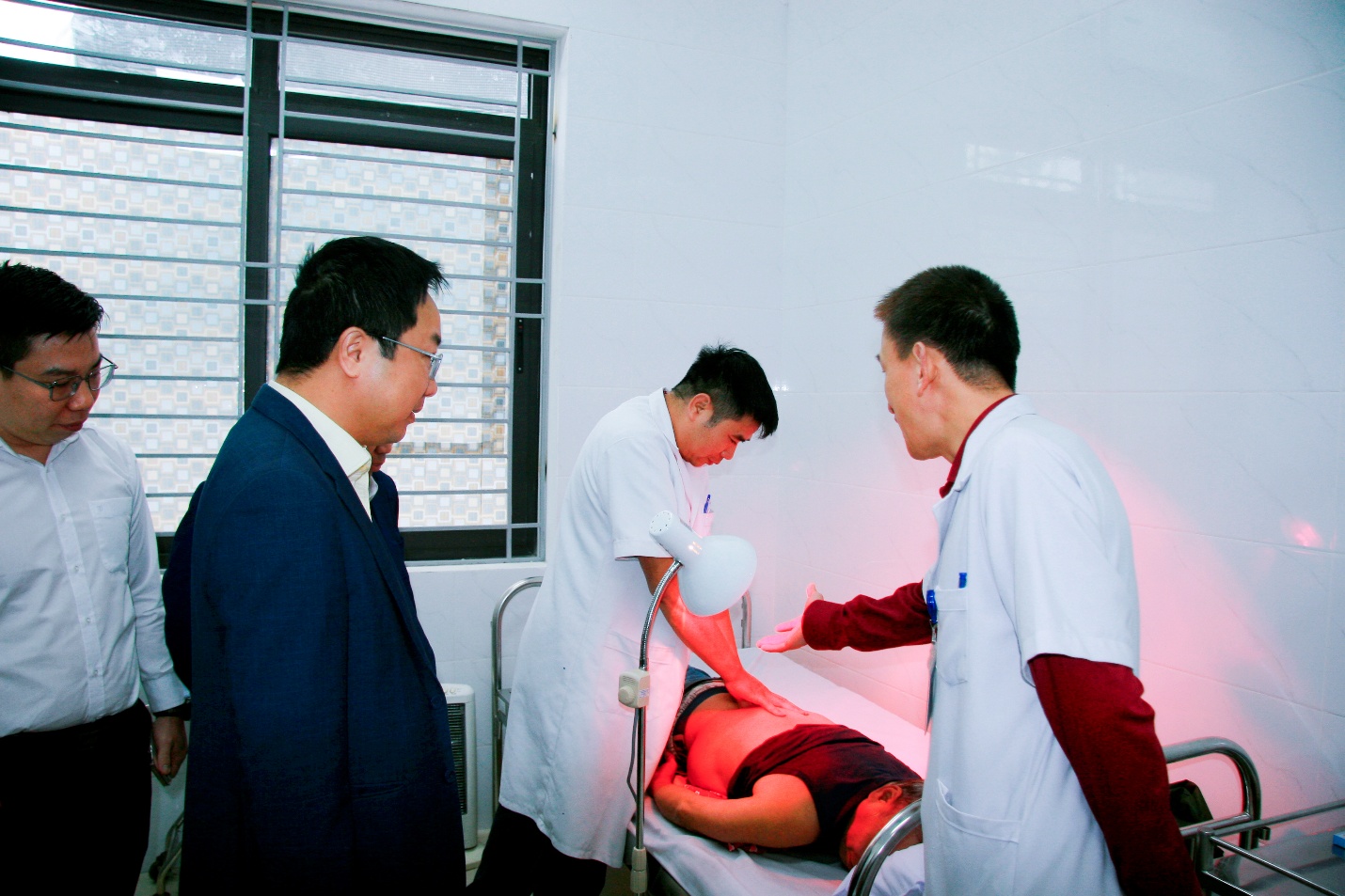 Trạm Y tế xã Gia Lâm khai trương phòng tiêm chủng vắc xin và  khám, chữa bệnh bằng y học cổ truyền- Ảnh 2.