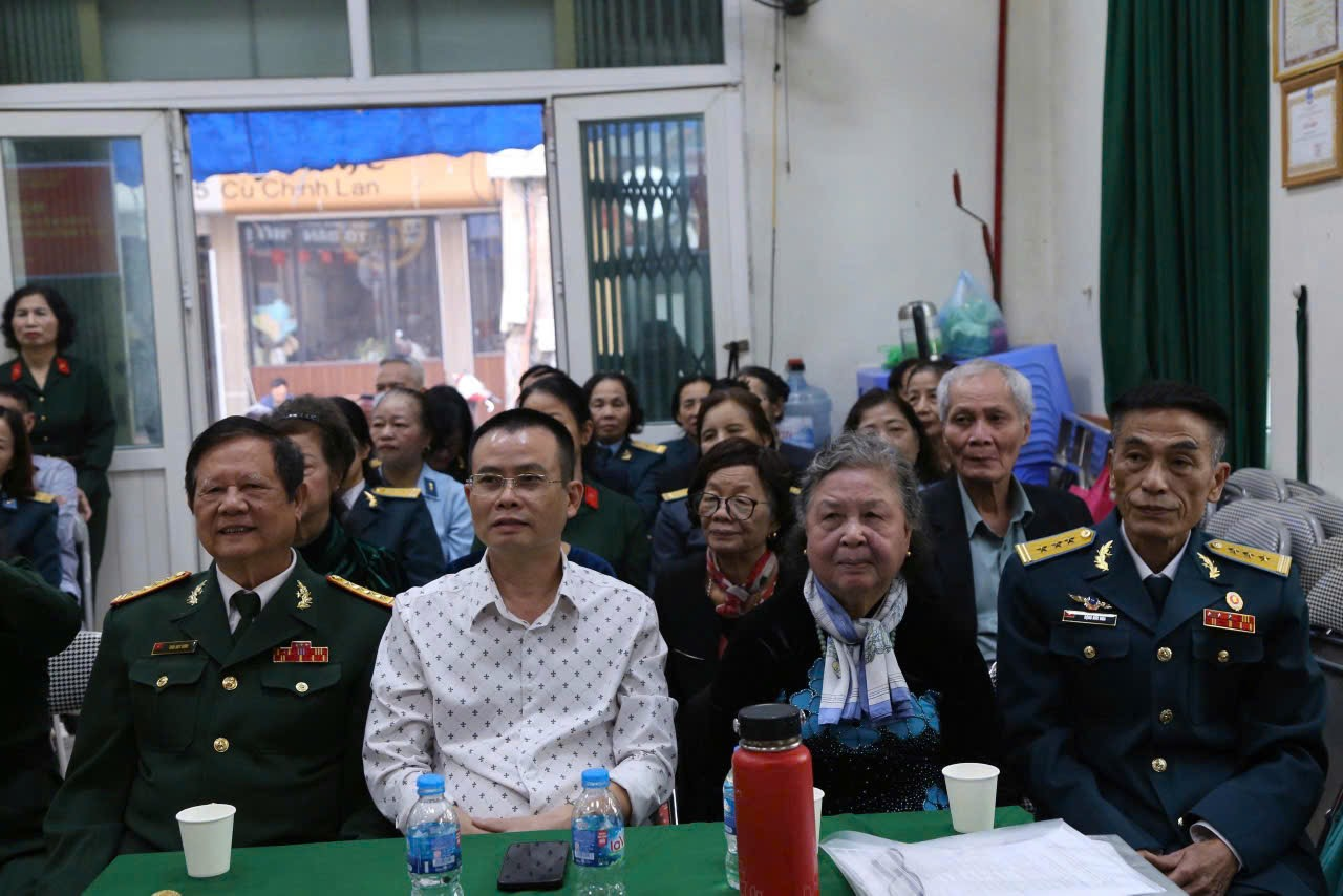 Ảnh có chứa trang phục, Mặt người, người, đàn ông  Nội dung do AI tạo ra có thể không chính xác.