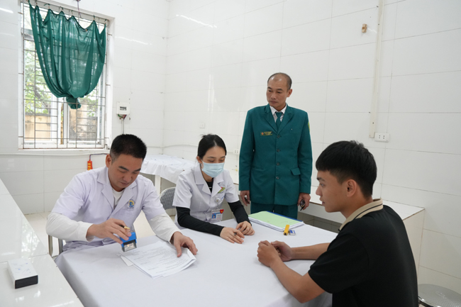 100 thanh niên Hạ Bằng hăng hái lên đường khám tuyển NVQS 2026- Ảnh 3.