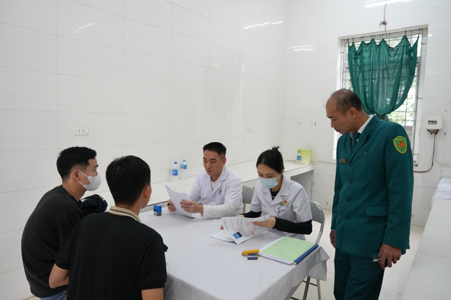 100 thanh niên Hạ Bằng hăng hái lên đường khám tuyển NVQS 2026- Ảnh 2.