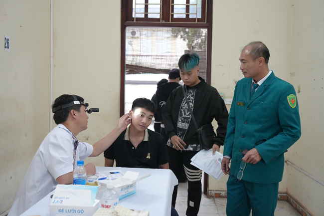 100 thanh niên Hạ Bằng hăng hái lên đường khám tuyển NVQS 2026- Ảnh 1.