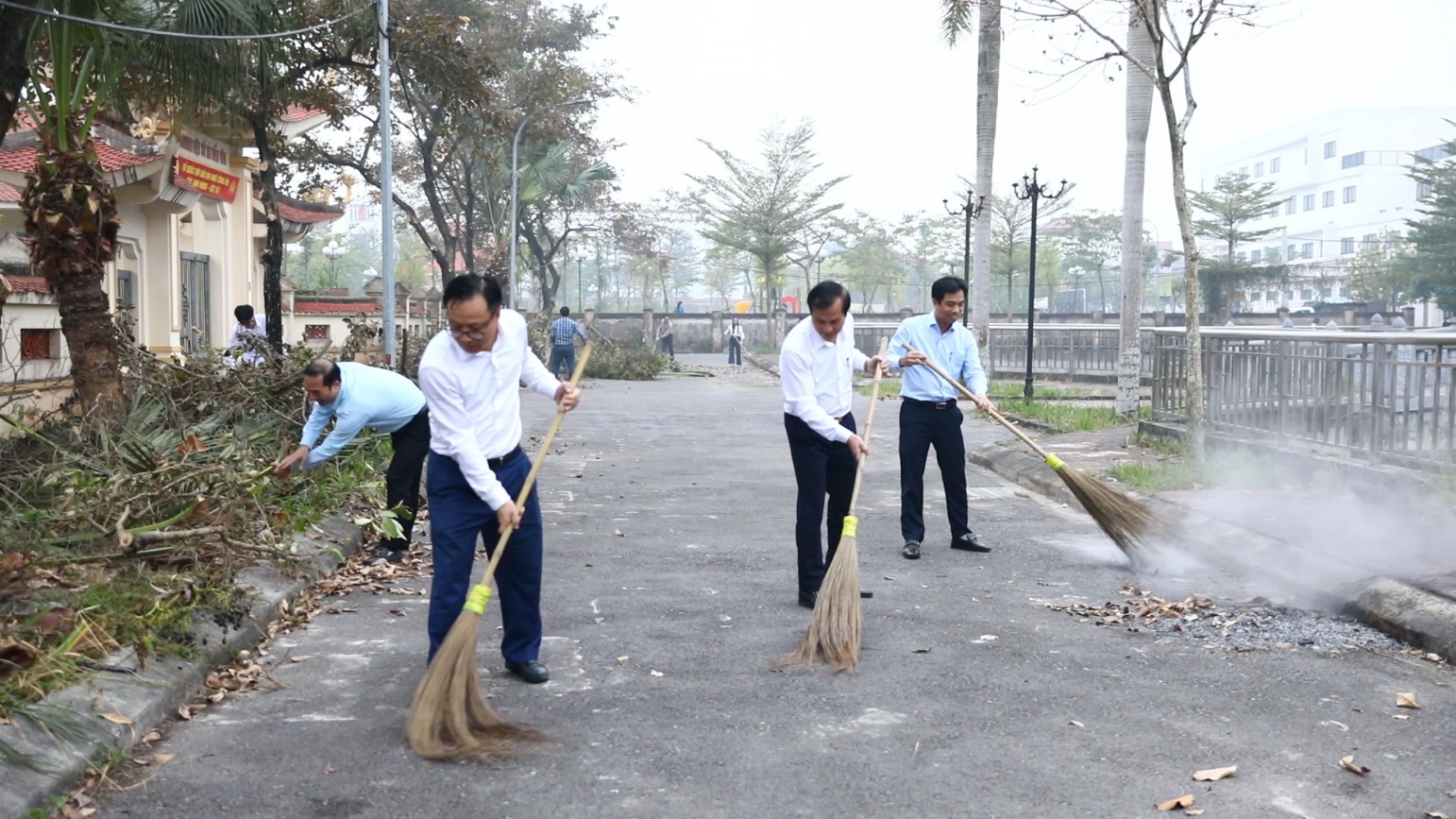 UBND xã tiếp tục phát động Vệ sinh môi trường- Ảnh 3.