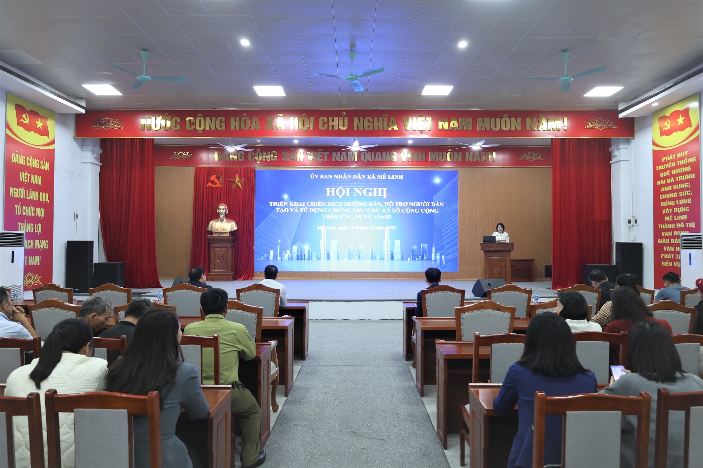 XÃ MÊ LINH TRIỂN KHAI CHIẾN DỊCH HƯỚNG DẪN, HỖ TRỢ NGƯỜI DÂN TẠO VÀ SỬ DỤNG CHỨNG THƯ CHỮ KÝ SỐ CÔNG CỘNG TRÊN ỨNG DỤNG VneID- Ảnh 1.