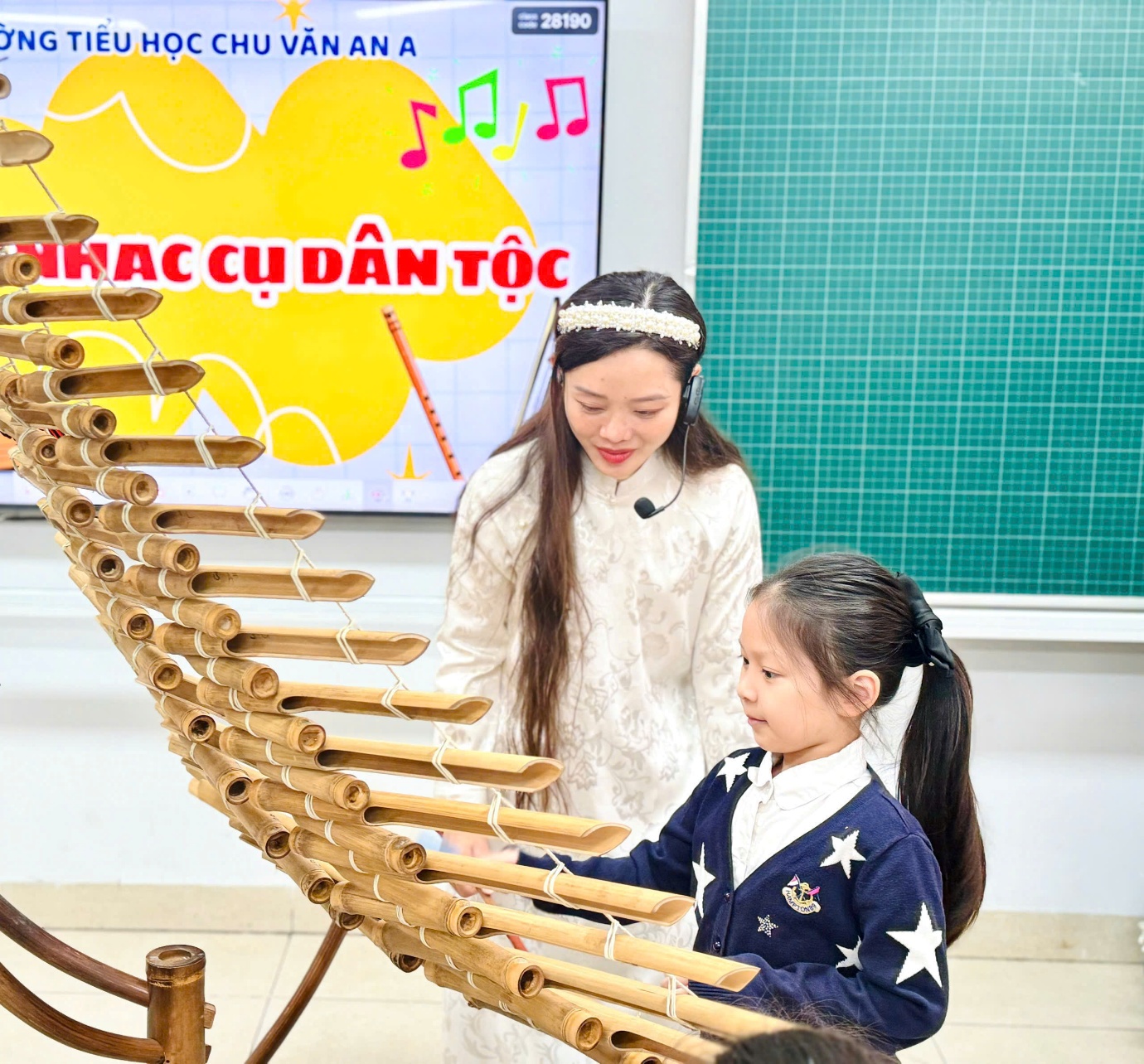 Khám phá âm nhạc truyền thống Việt Nam qua những giai điệu tại Trường Tiểu học Chu Văn An A- Ảnh 3.