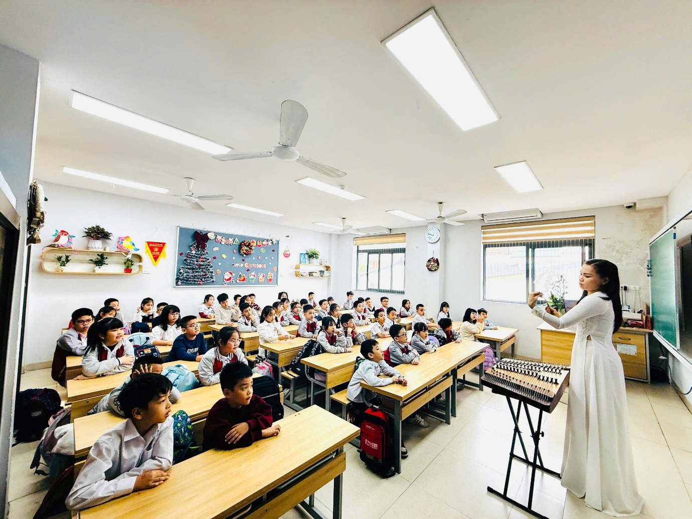 Khám phá âm nhạc truyền thống Việt Nam qua những giai điệu tại Trường Tiểu học Chu Văn An A- Ảnh 6.