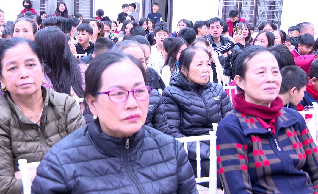 Lan tỏa giá trị lịch sử qua buổi chiếu phim “Mưa đỏ” tại xã Hát Môn- Ảnh 2.