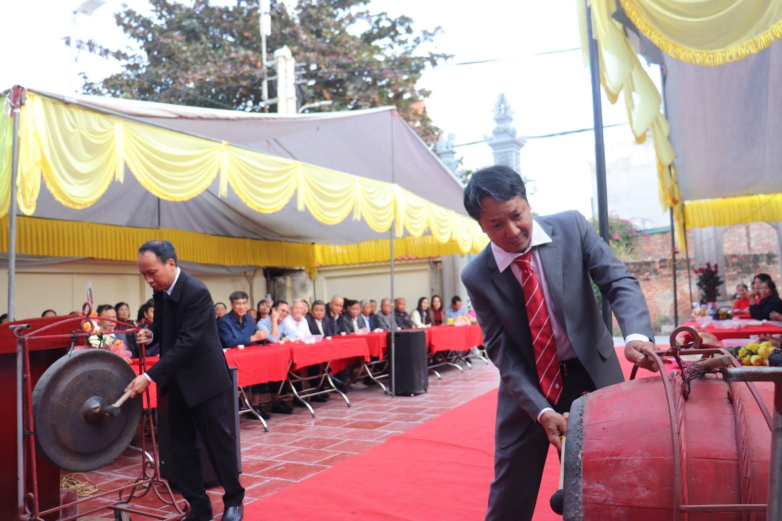 Ảnh có chứa trang phục, đàn ông, người, bộ đồ  Nội dung do AI tạo ra có thể không chính xác.