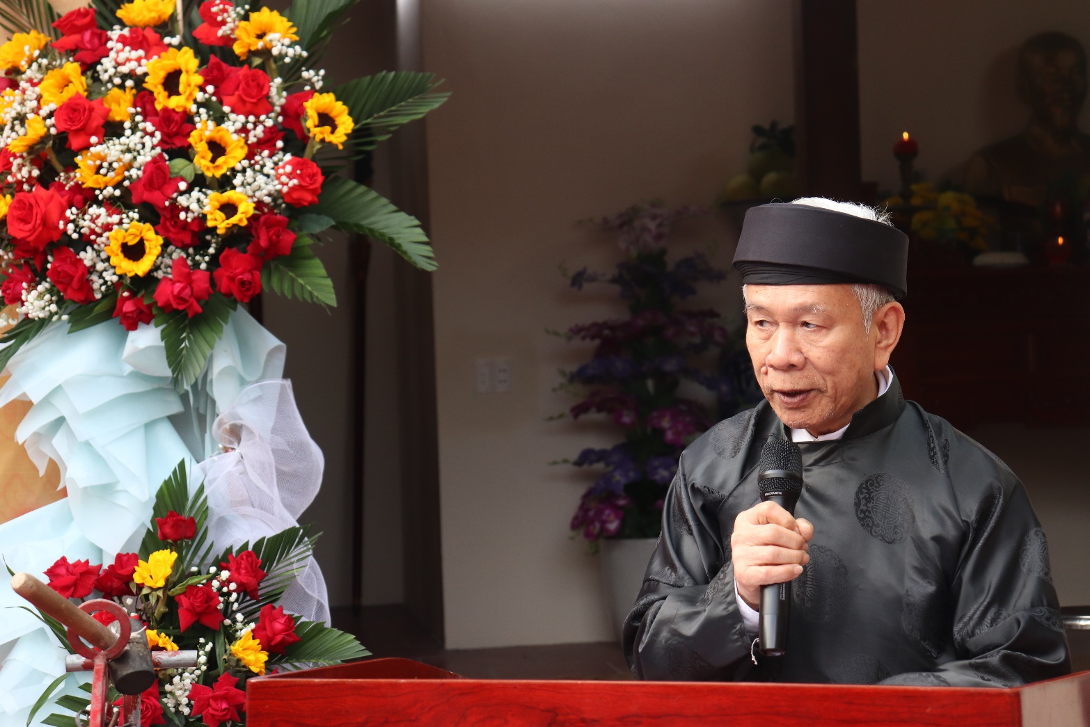 Ảnh có chứa người, trang phục, Mặt người, đám tang  Nội dung do AI tạo ra có thể không chính xác.