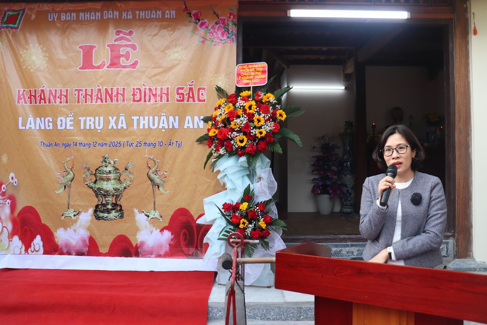 Ảnh có chứa trang phục, hoa, văn bản, người  Nội dung do AI tạo ra có thể không chính xác.