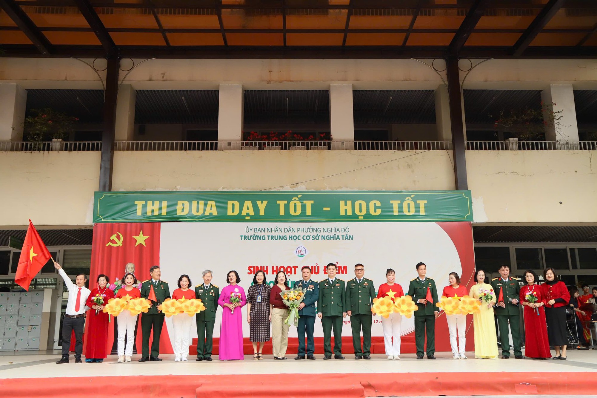 Hội Cựu chiến binh phường Nghĩa Đô giáo dục truyền thống yêu nước học sinh trường THCS Nghĩa Tân- Ảnh 1.